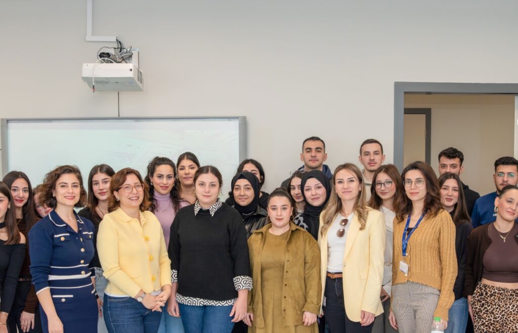 Akmerkez GYO İnsan Kaynakları Yöneticisi Sedef Paker İnsan Kaynakları Yönetimi Dersimize Konuk Oldu